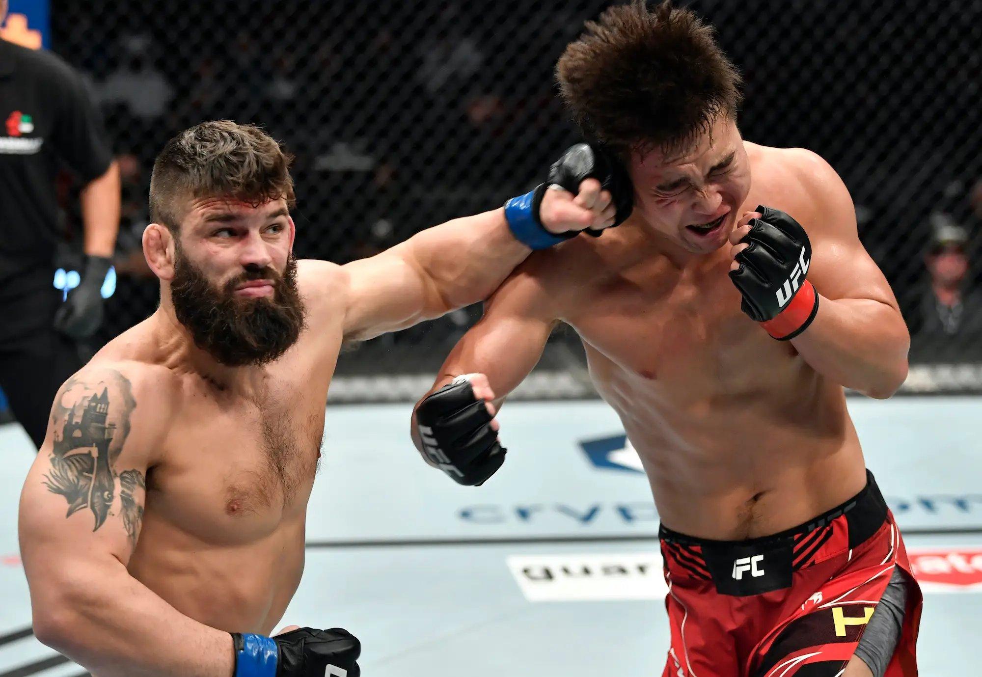 Petroski landing a left hook in his submission win against Hu Yaozong in late 2021. Photo by Chris Unger/Zuffa LLC.