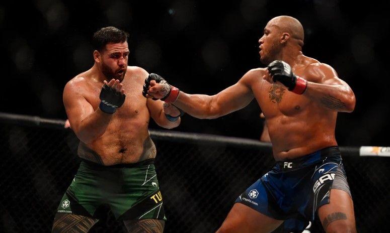 Tai Tuivasa goes to war with Ciryl Gane. Credits do: JULIEN DE ROSA / AFP