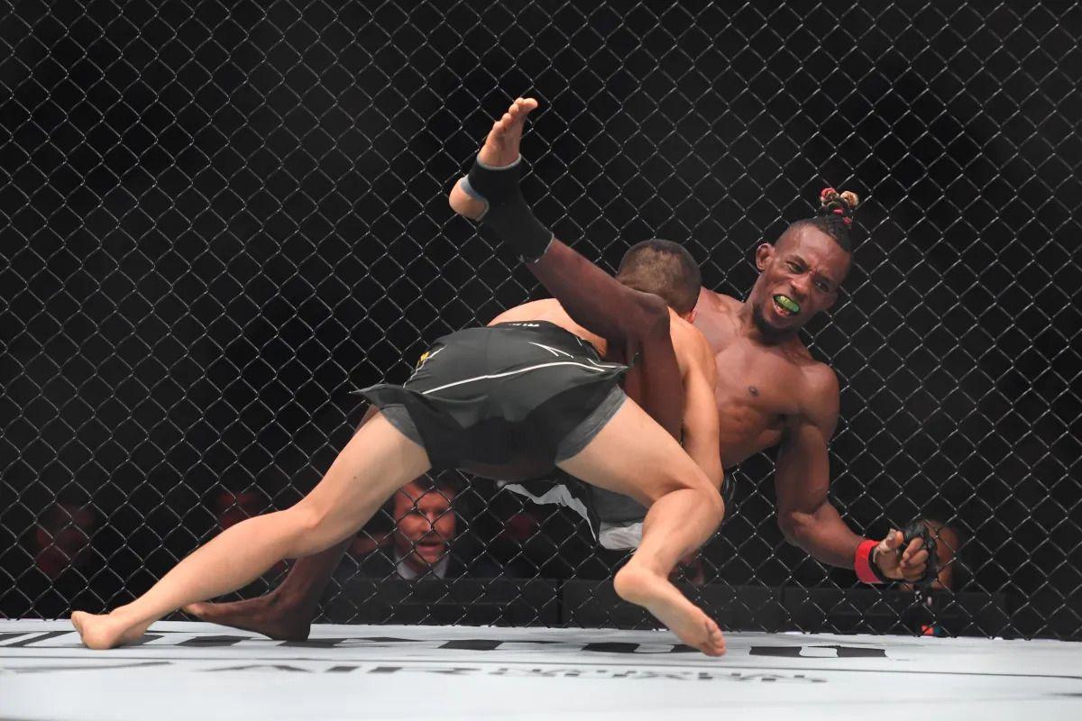 Asu Almabayev takes down Ode' Osbourne. Credit: MMA Junkie.