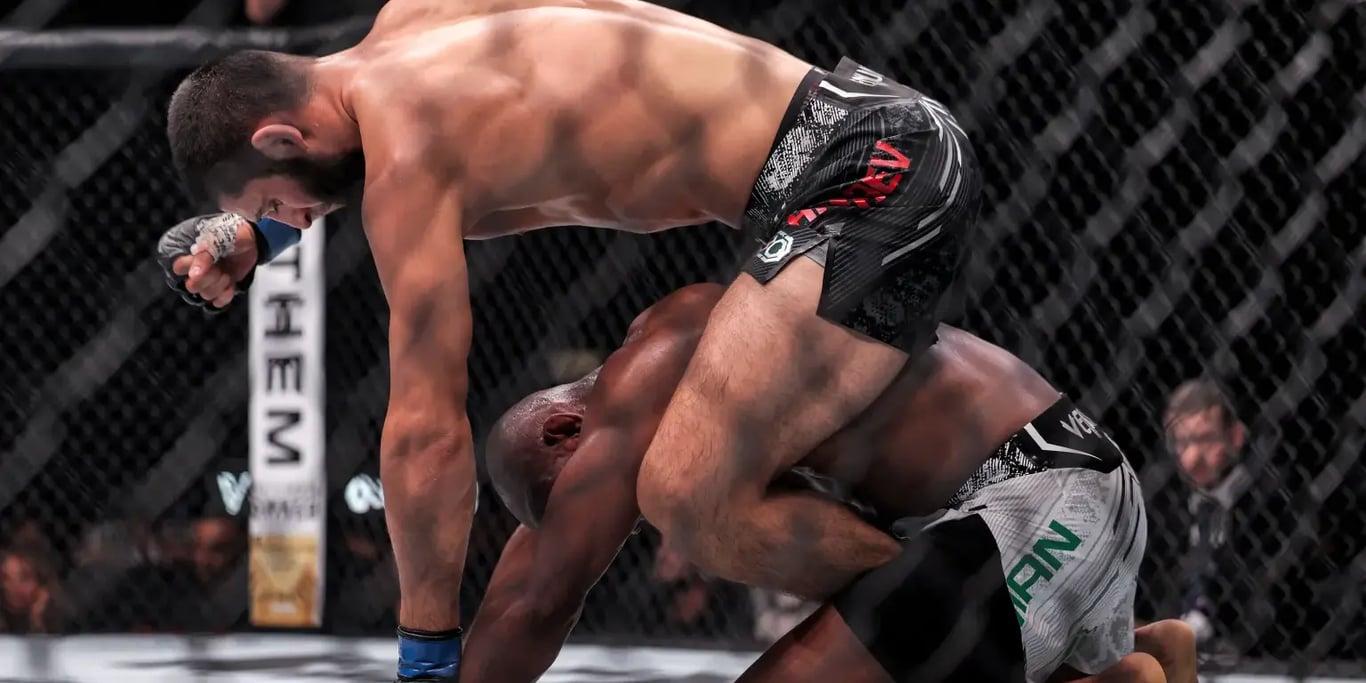 Khamzat Chimaev dominating Kamaru Usman at UFC 294. Credits to: Giuseppe Cacace - AFP.