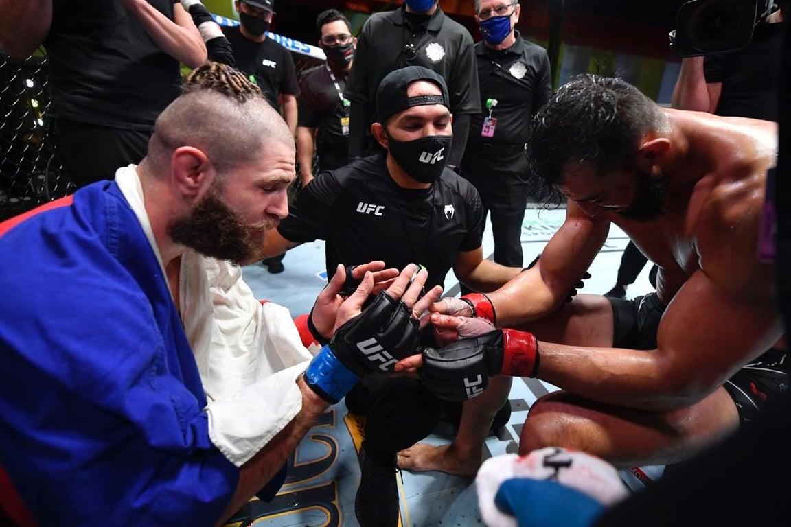 Jiri Prochazka paying respect to his fallen foe. Credits to: Zuffa LLC.