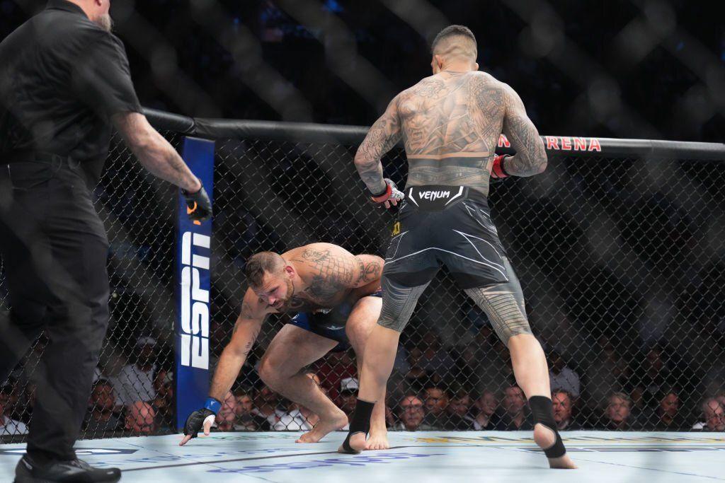 Tyson Pedro knocks down Harry Hunsucker in the first round. Credits to: Chris Unger of Zuffa LLC.