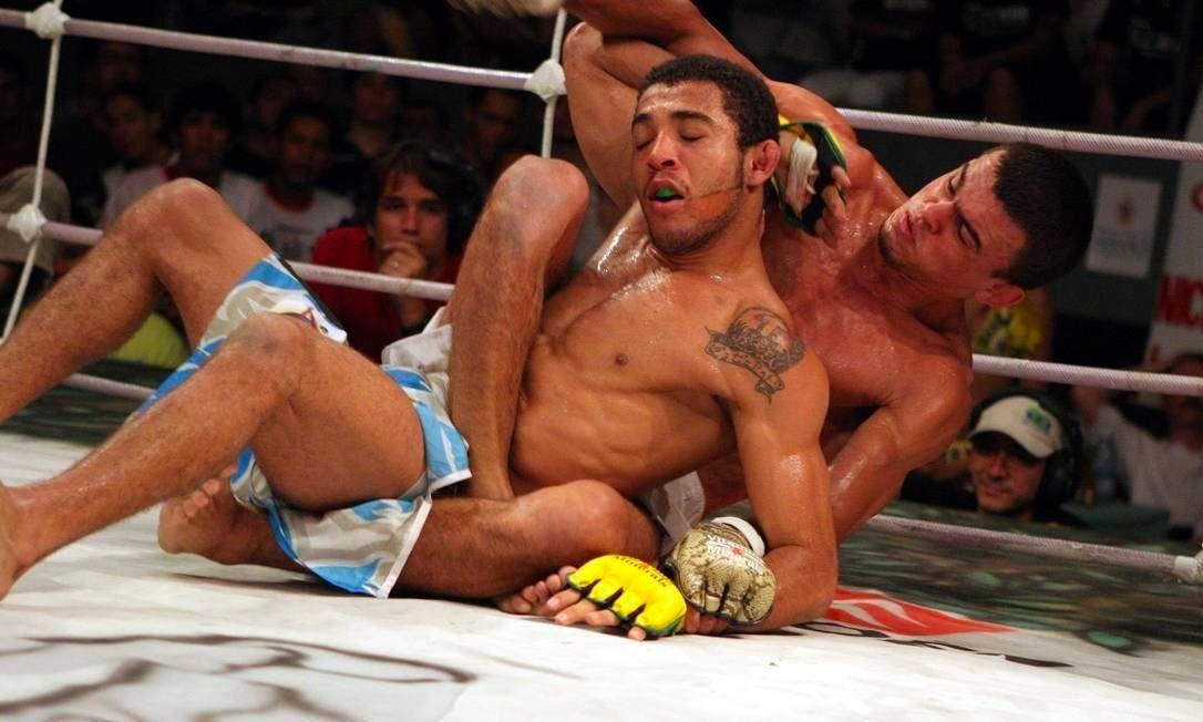 Jose Aldo tastes defeat for the first time against Luciano Avezedo in 2005. Credit: Jungle Fight.