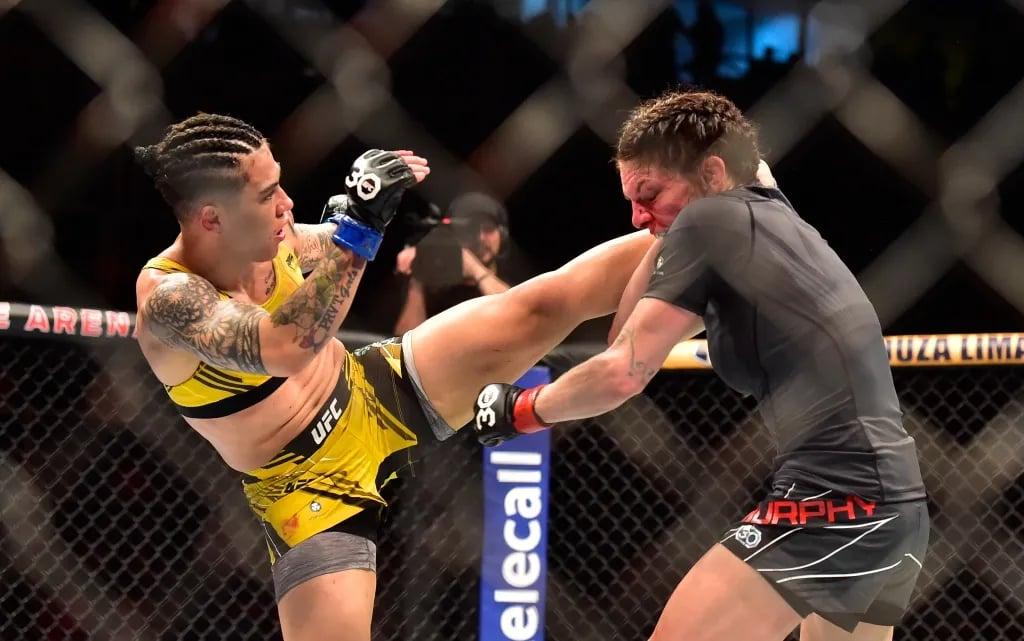 Jessica Andrade outstriking Lauren Murphy at UFC 283. Credits to: Jason da Silva - USA TODAY Sports.