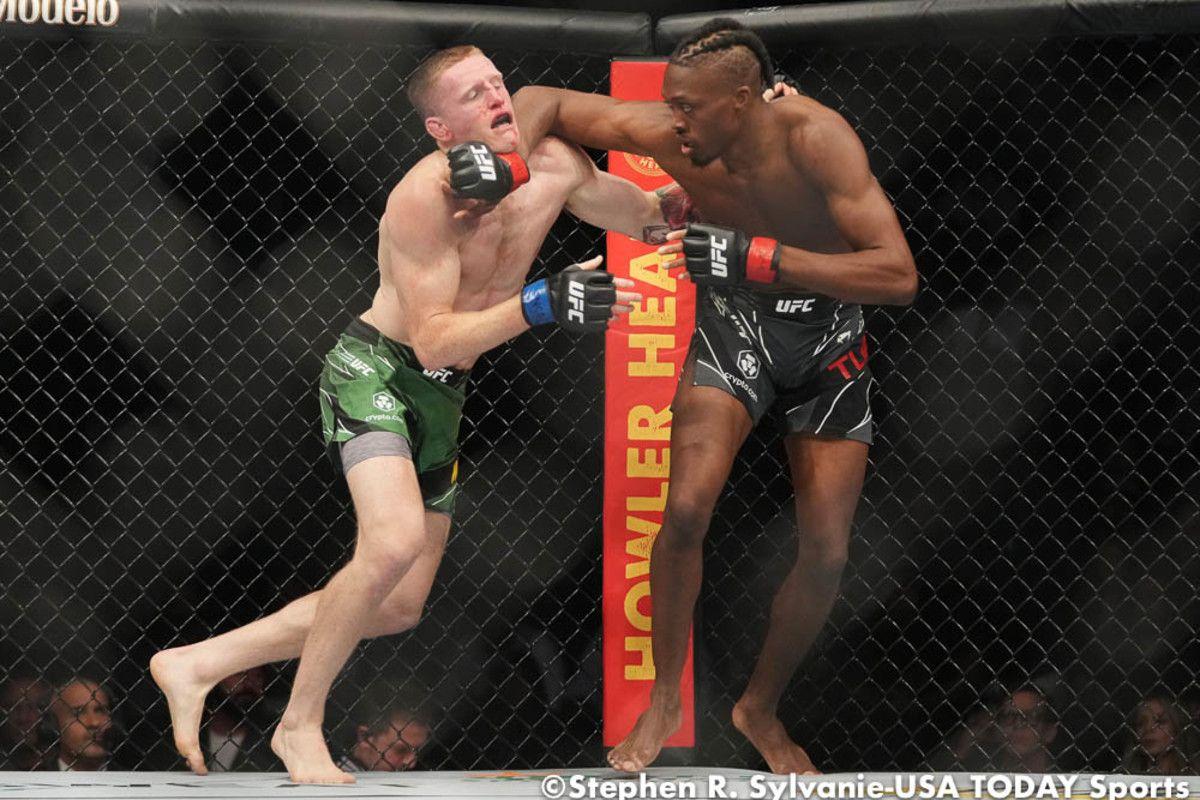 Jalin Turner lands an elbow on Jamie Mullarkey. Credit: USA Today.