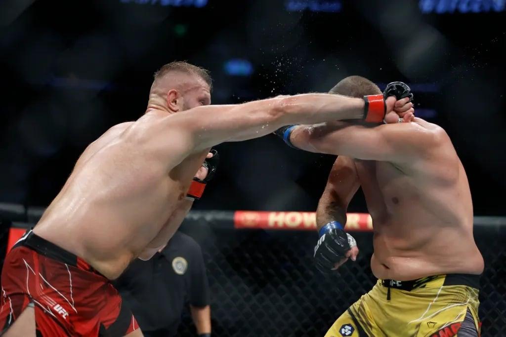 Marcin Tybura throwing hands with Alexander Romanov. Credits to: Jeffrey Swinger - USA TODAY Sports.