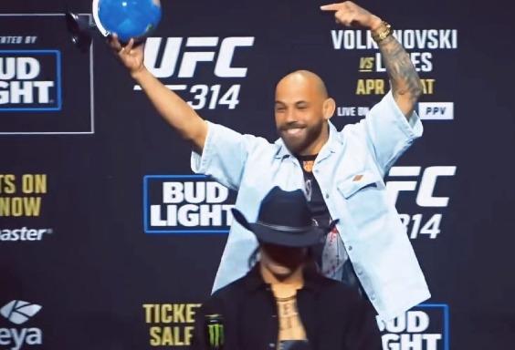 Diego Lopes will show levels.