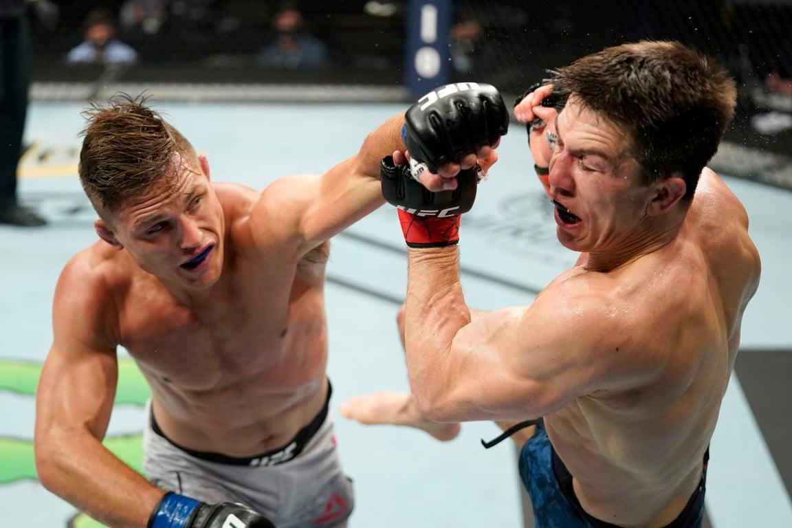Drew Dober lets the hands go against Alexander Hernandez. Credits to: Zuffa LLC