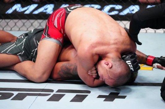 Jun-Yong Park finishes Joseph Holmes with a rear-naked choke. Credits to: Zuffa LLC