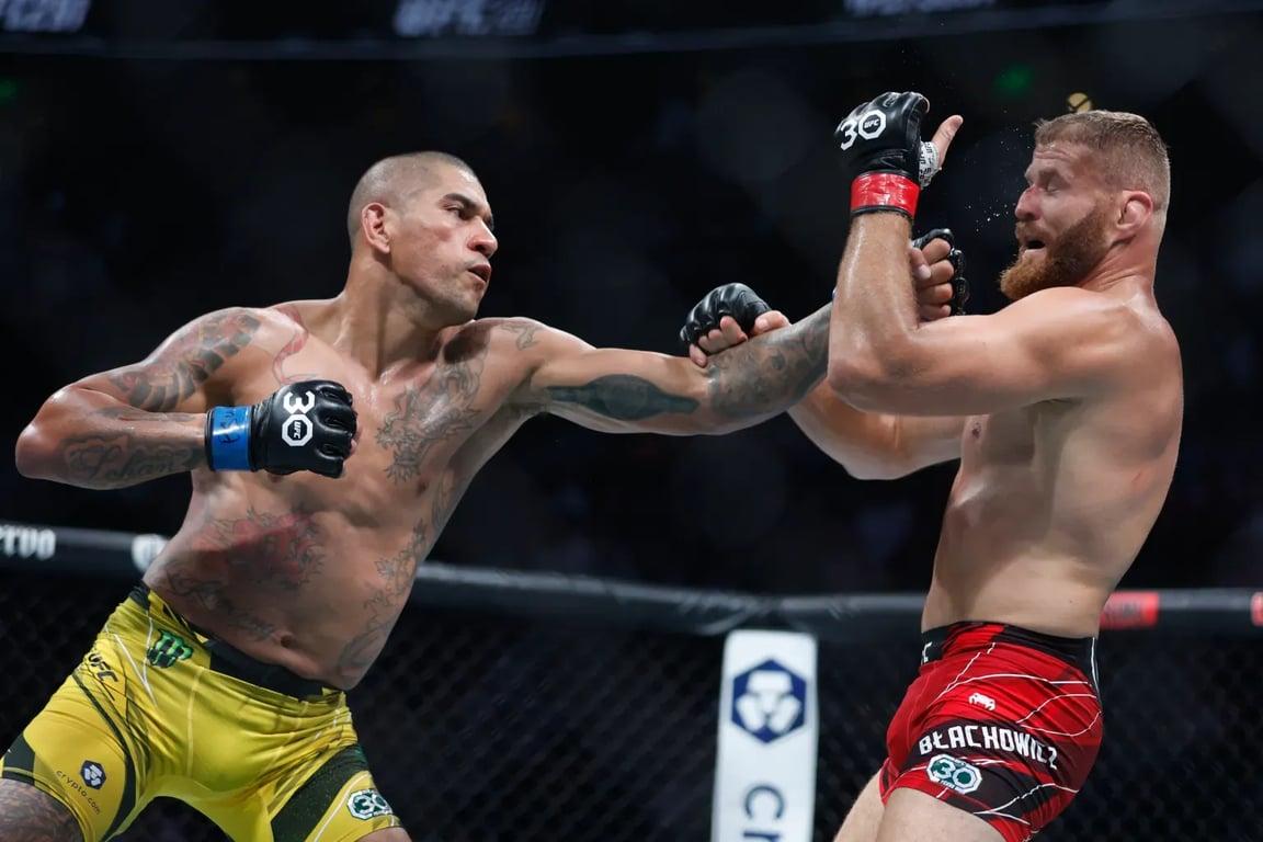 Alex Pereira landing a jab on Jan Blachowicz. Credits to: Jeff Swinger - USA TODAY Sports.