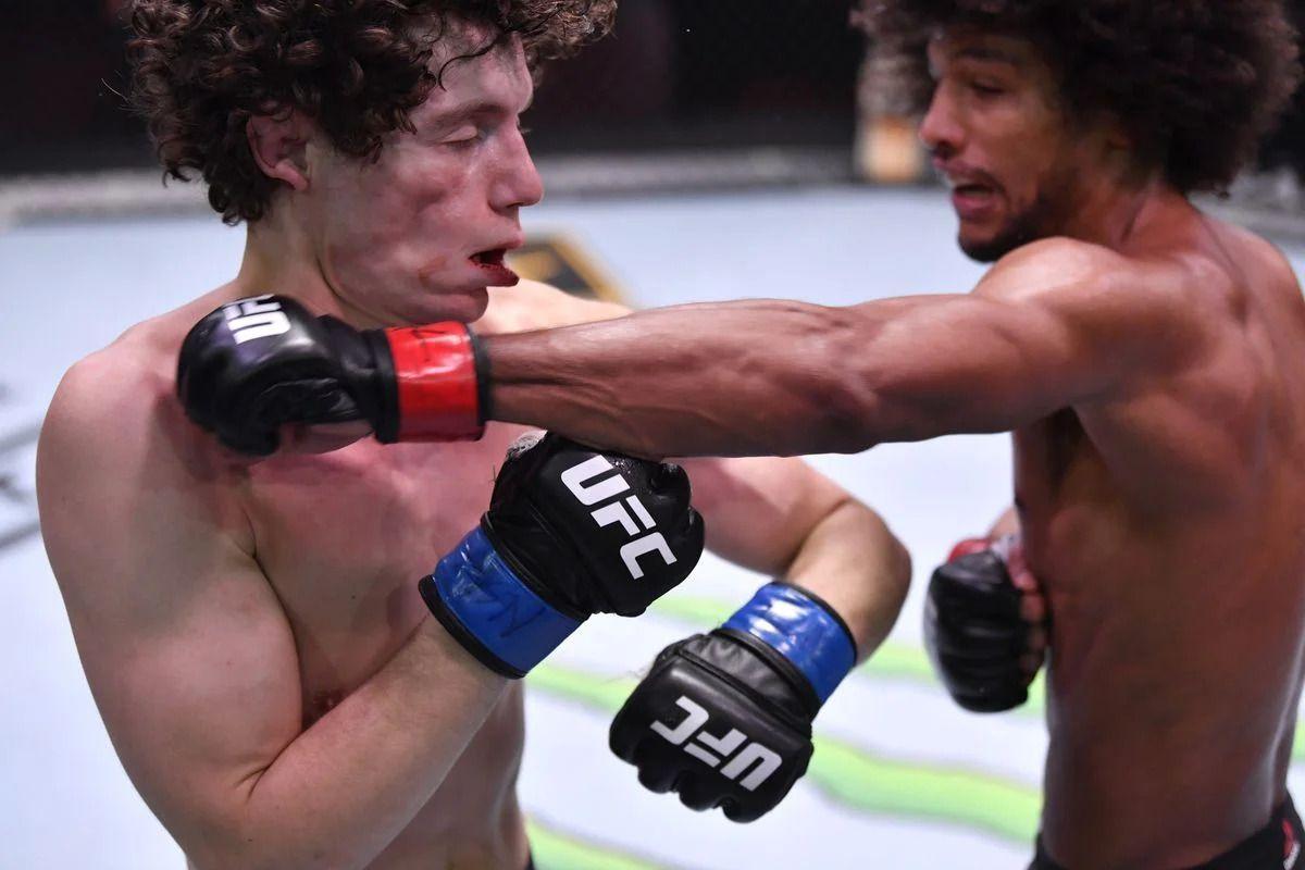 Alex Caceres stuns Chase Hooper with a left straight. Credit: Essentially Sports.