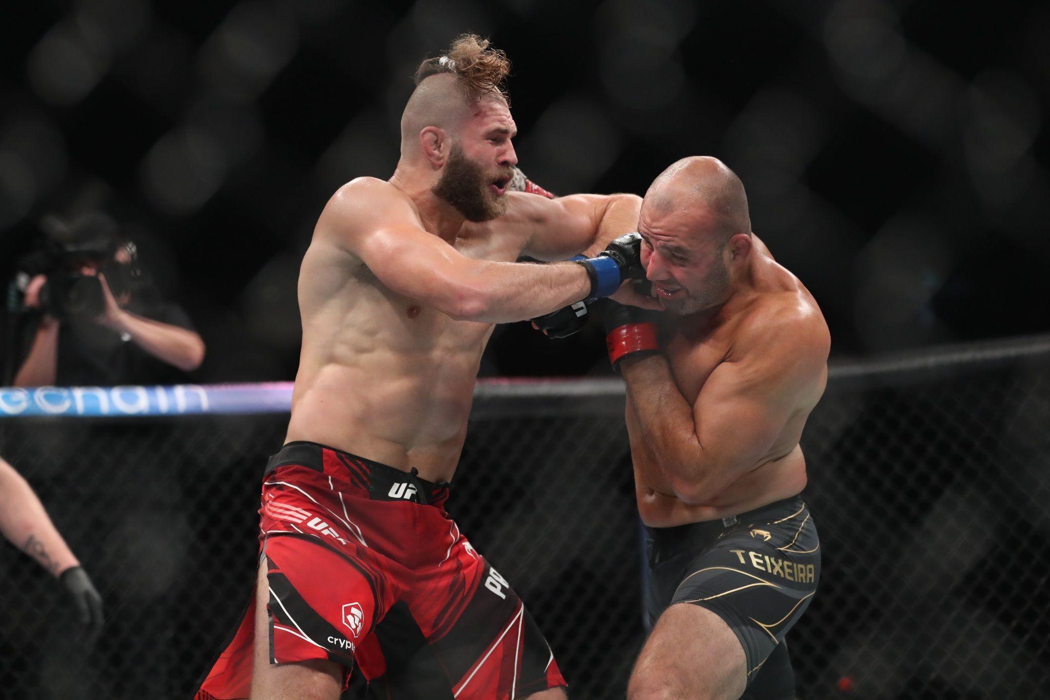 Glover and Jiri exchange blows in a wild back and forth. Credit: Paul Miller-USA TODAY Sports