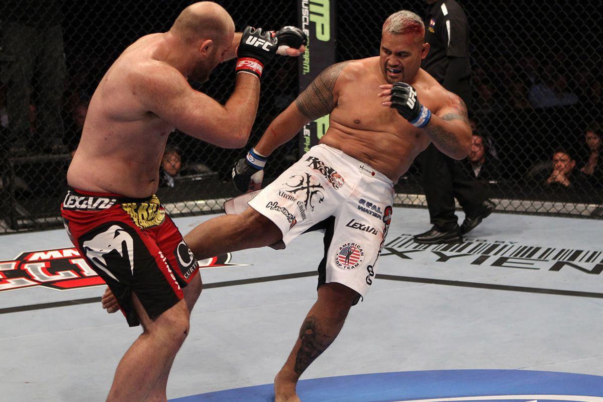 Mark Hunt lands a leg kick on Ben Rothwell. Credit: MMA Nation.