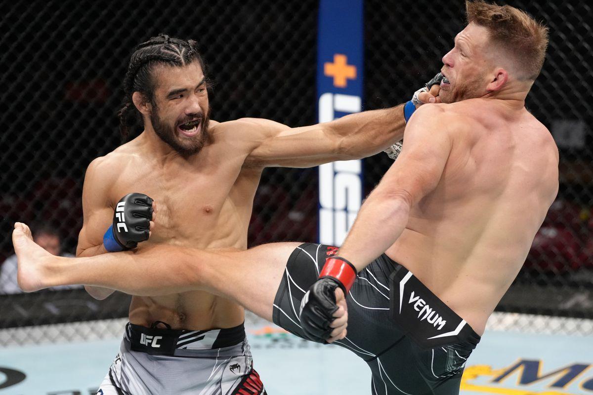 Josh Quinlan blasts Jason Witt with a left hook. Credit: MMA Mania.