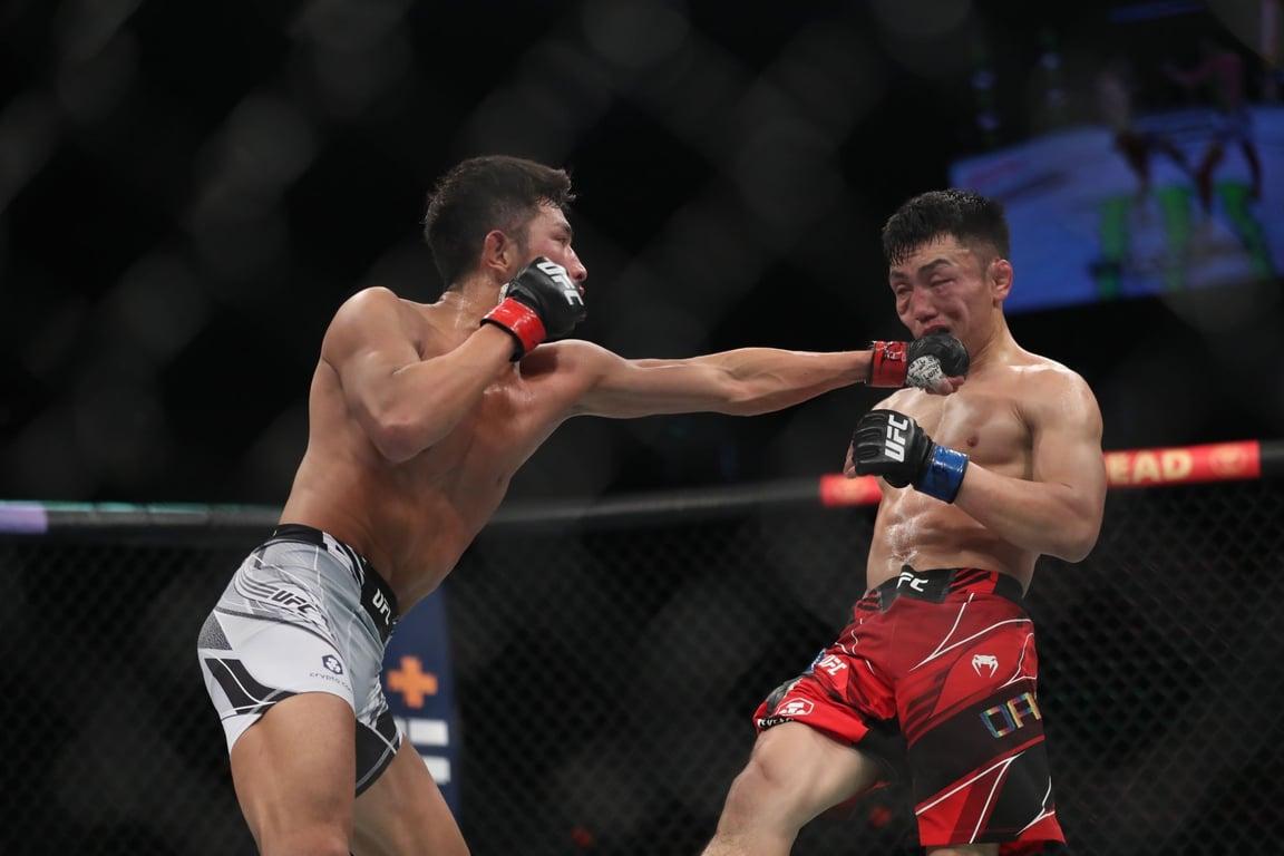 Kang lands a straight left against Mongolia's Batgerel. Credit: Paul Miller-USA TODAY Sports