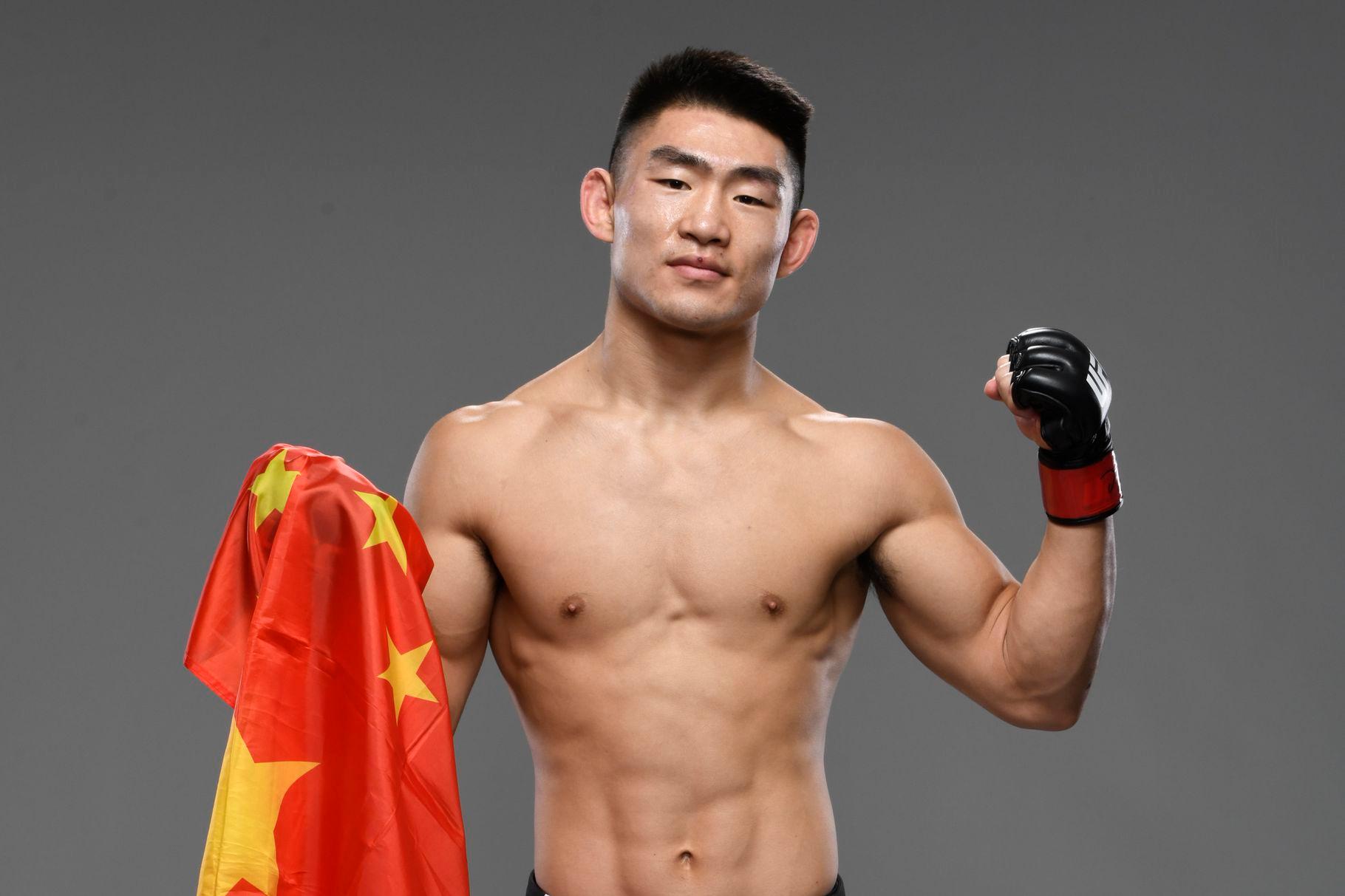 Song Yadong proudly holding a Chinese flag.  Credits to: Mike Roach-Zuffa LLC