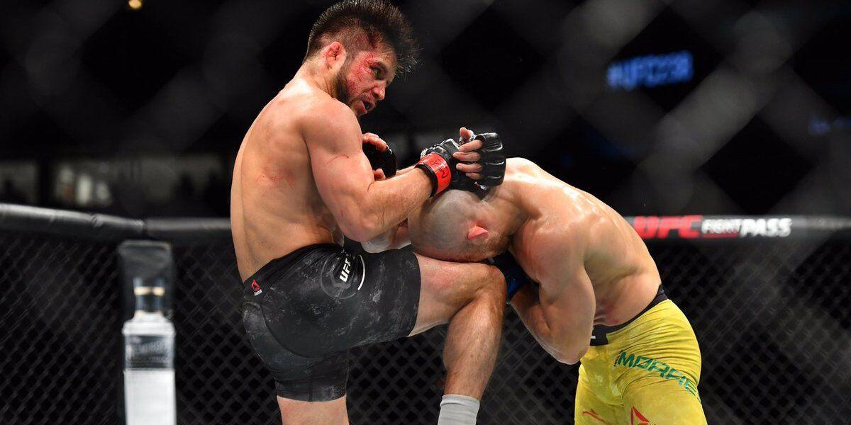 Henry Cejudo kneeing Marlon Moraes. Credits to: Jerry Lai - USA TODAY Sports.