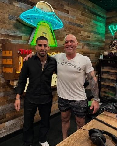 Ilia Topuria 🤝 Joe Rogan 👀