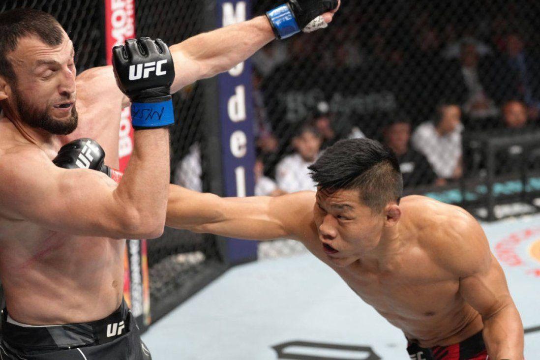 Jingliang punches Salikhov. Credits to: Zuffa LLC.