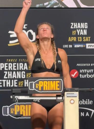 Kayla Harrison makes weight at 136 lbs. She's officially a UFC Bantamweight fighter