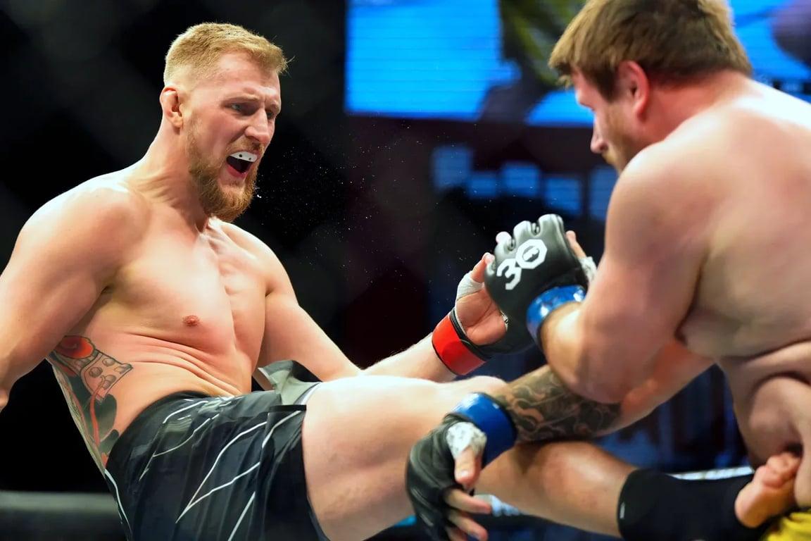 Alexander Volkov teep-kicking Alexander Romanov in his last bout. Credits to:  Ron Chenoy - USA TODAY Sports.