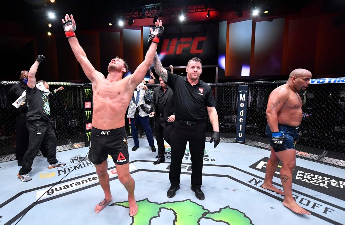 Stipe Miocic defeating Daniel Cormier in his last victory at UFC 252. Credits to: Jeff Botari - Zuffa LLC.