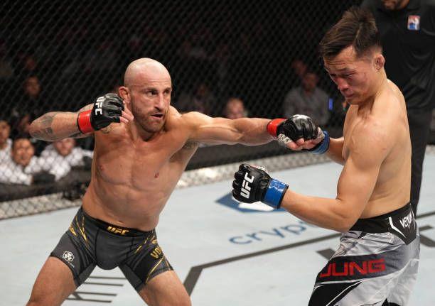 Alex Volkanovski landing a clean shot on The Korean Zombie. Credits to: Jeff Bottari-Getty Images.