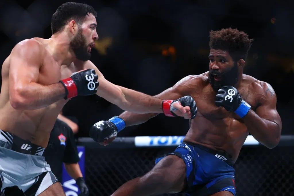 Chris Curtis battling with Nassourdine Imavov at UFC 289. Credits to: Sergei Belski - USA TODAY Sports.