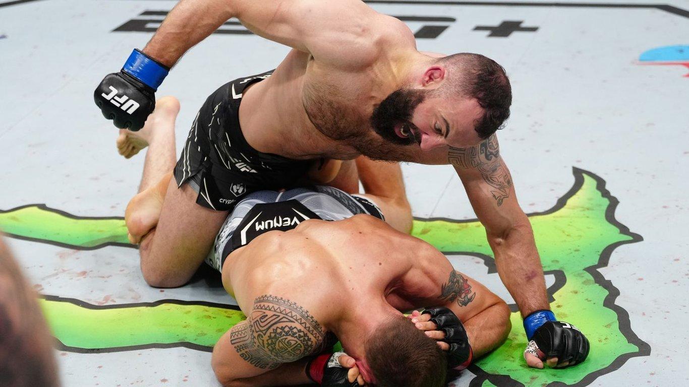 Roman Dolidze trapping Jack Hermansson with a calf slicer at UFC Fight Night: Thompson vs. Holland. Credits to: Damon Martin - MMA Fighting.