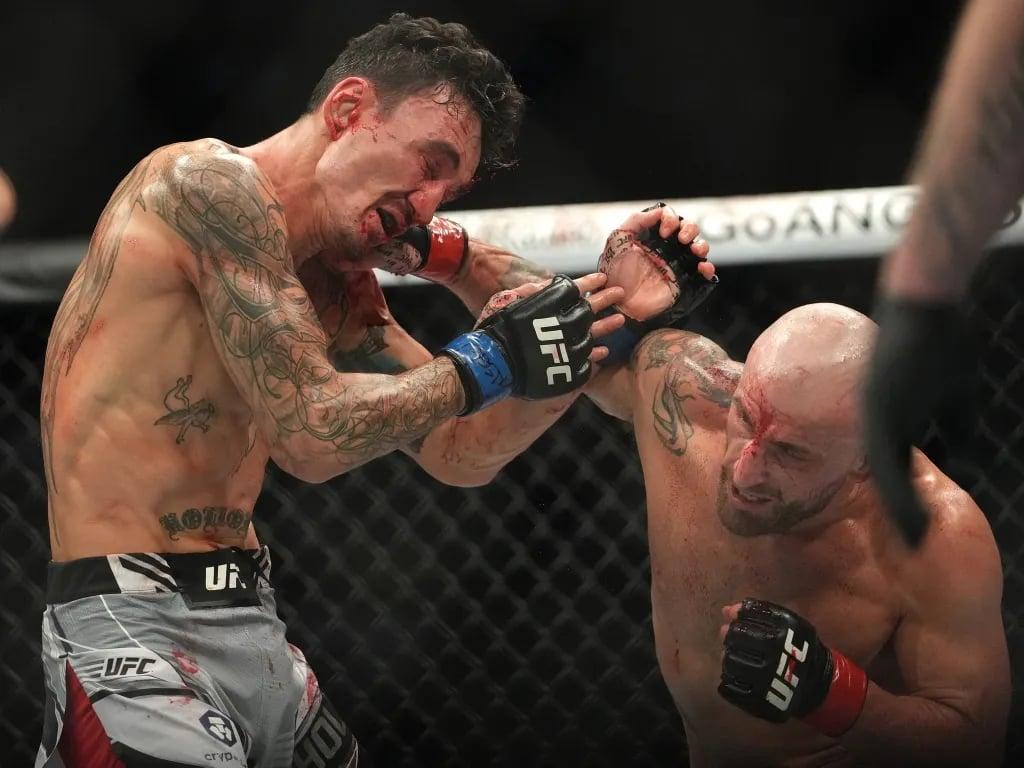 Alex Volkanovski blasts Max Holloway with a right hand. Credits to: Stephen R. Sylvanie-USA TODAY Sports.