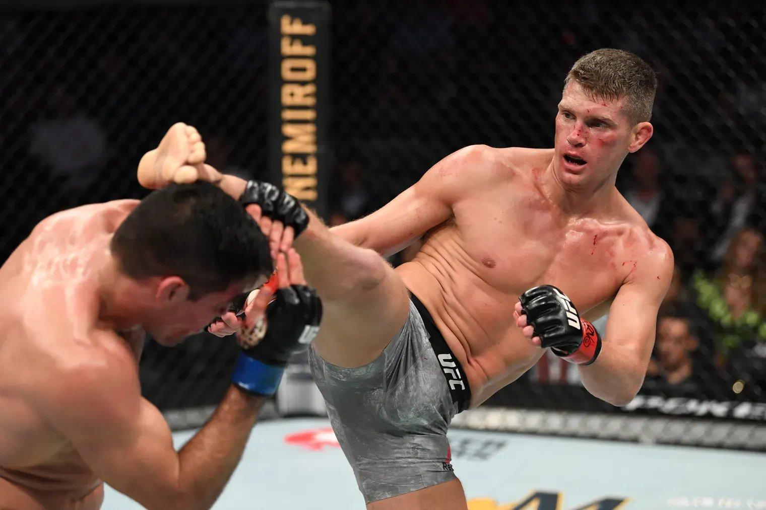 Stephen Wonderboy Thompson lands the head kick on Vicente Luque. Credit: Josh Hedges/Zuffa LLC
