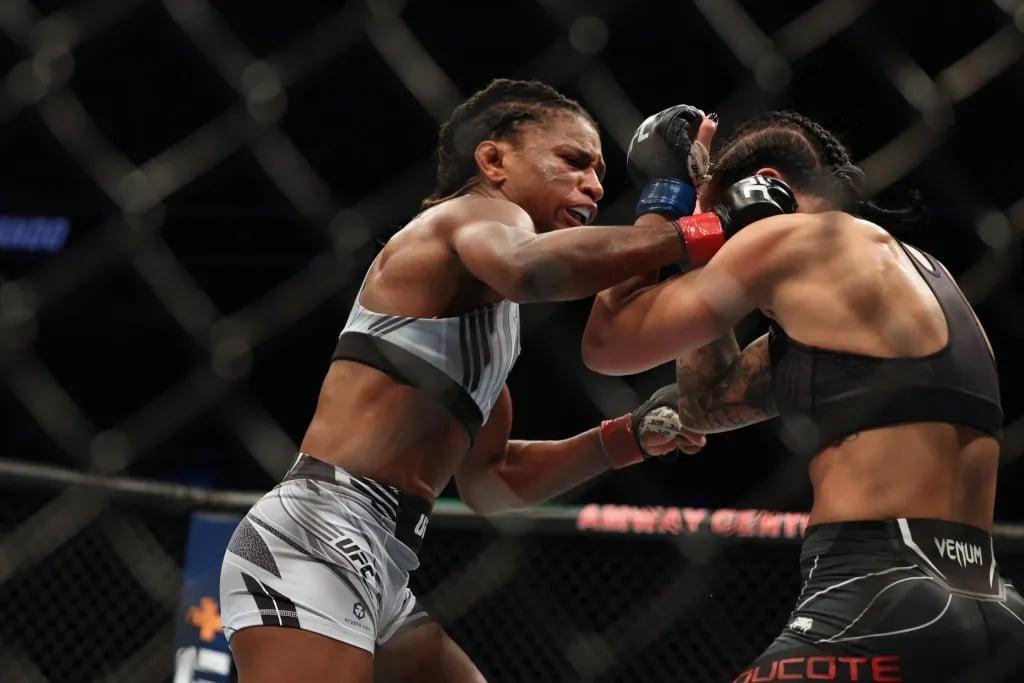 Angela Hill outclassing Emily Ducote at UFC Fight Night: Thompson vs. Holland. Credits to: Nathan Ray Seebeck - USA TODAY Sports.