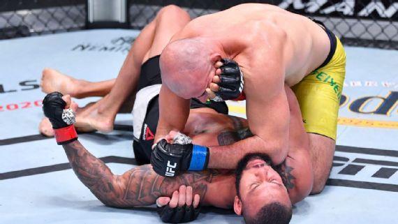 Glover Teixeira dominating Thiago Santos on the floor. Chris Unger/Getty Images