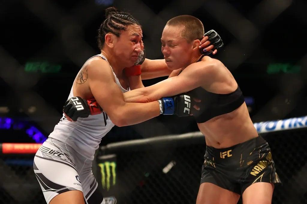 Carla Esparza and Rose Namajunas try to engage. (Mark J. Rebilas-USA TODAY Sports)