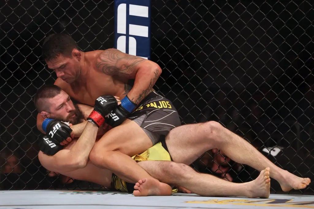 Rafael Dos Anjos outgrappling Bryan Barberena in his last matchup. Credits to: Nathan Ray Seebeck - USA TODAY Sports.