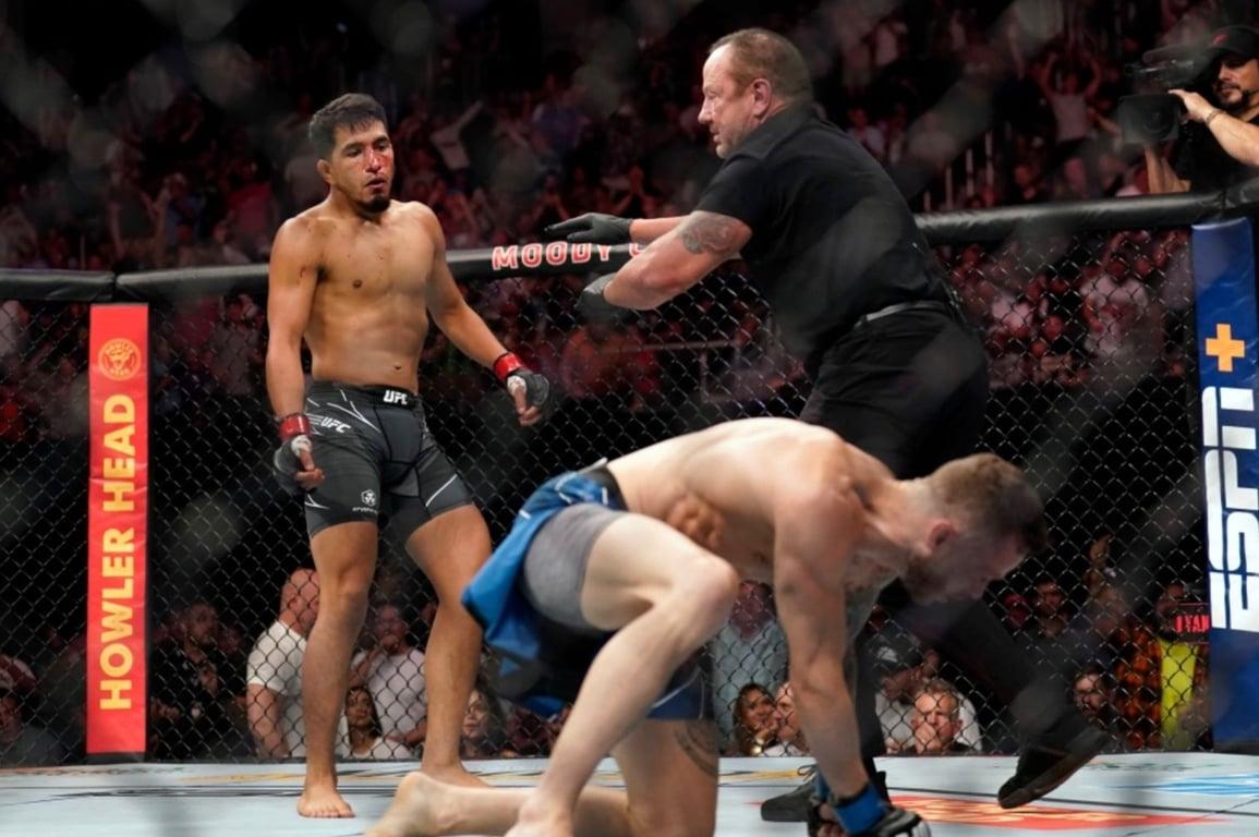 Adrian Yanez finishes Tony Kelley in round 1. Credits to: Scott Wachter-USA TODAY Sports.