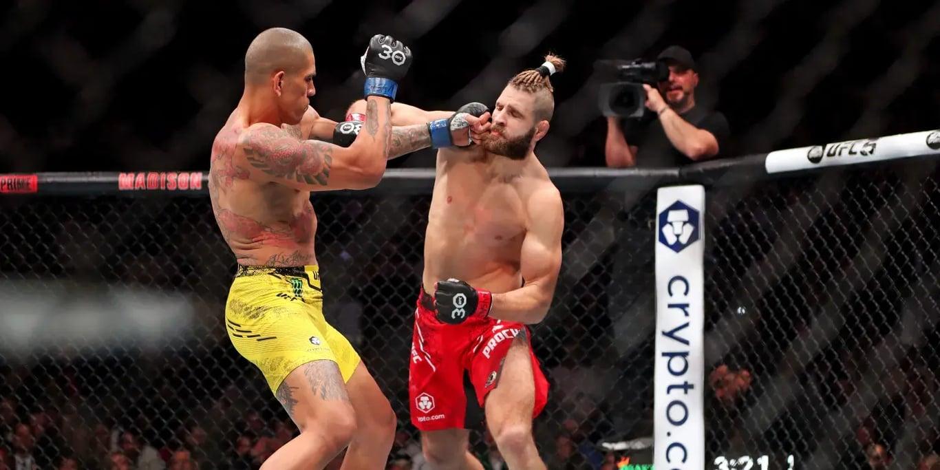 Alex Pereira clipping Jiri Prochazka during their fight at UFC 295. Credits to: Wendell Cruz - USA TODAY Sports.