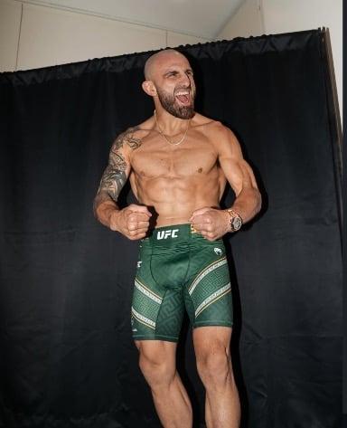 🚨Alexander Volkanovski FIRST LOOK with costum shorts