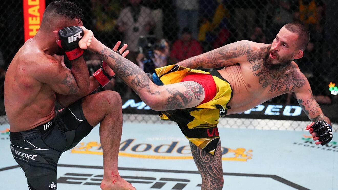 Marlon Vera hits Rob Font with a sidekick. (Jeff Bottari - (Getty Images)