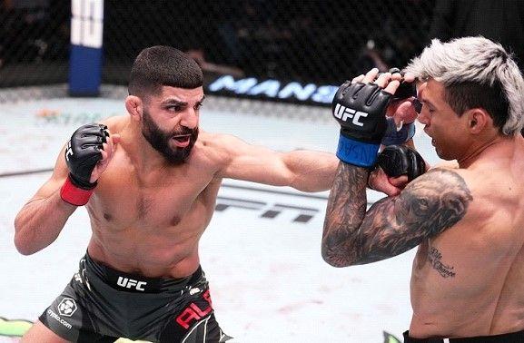 Amir Albazi finishes Alessandro Costa. Credits to: Chris Unger/Zuffa LLC