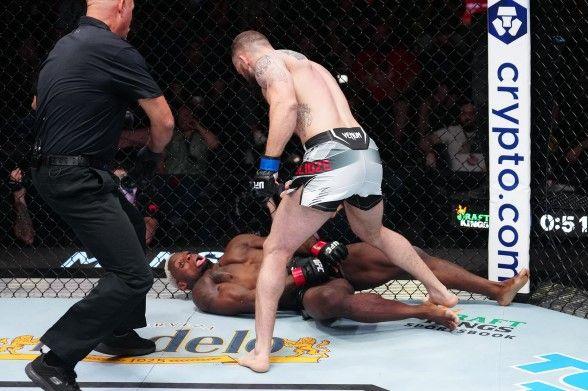 Roman Dolidze finishes Phil Hawes in round 1. Credits to: Zuffa LLC