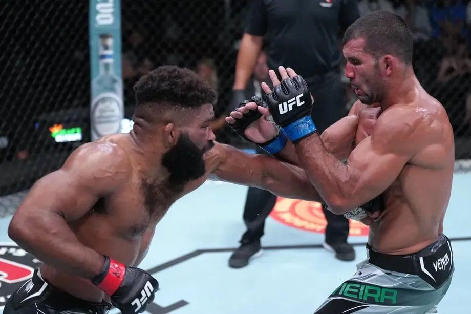 Chris Curtis in his win against Rodolfo Vieira. Photo by Jeff Bottari, Zuffa LLC.