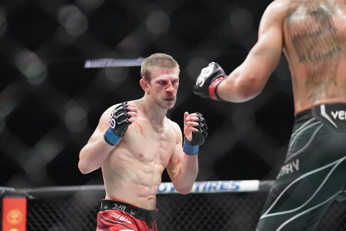 Arnold Allen during his last bout vs. Max Holloway. Credits to: Denny Medley - USA TODAY Sports.