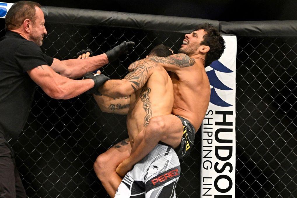 Alexandre Pantoja finishes Alez Perez in round 1. Credits to: Jerome Miron USA-TODAY Sports