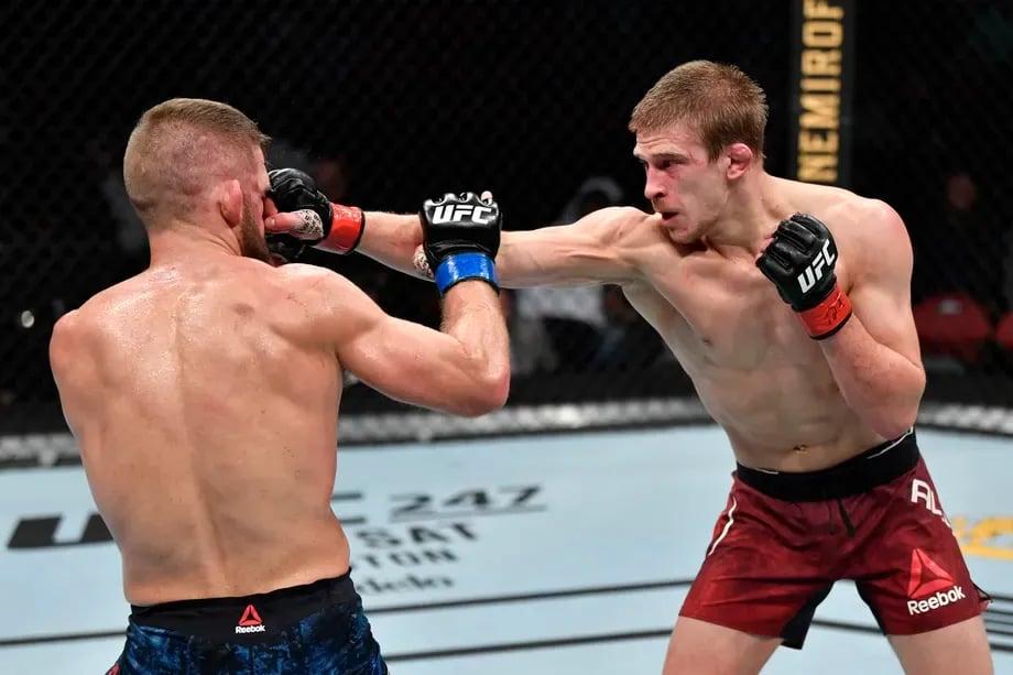 Arnold Allen jabbing Nik Lentz on the uncard of Blaydes vs. Dos Santos. Credits to: Jeff Botari - Zuffa LLC.