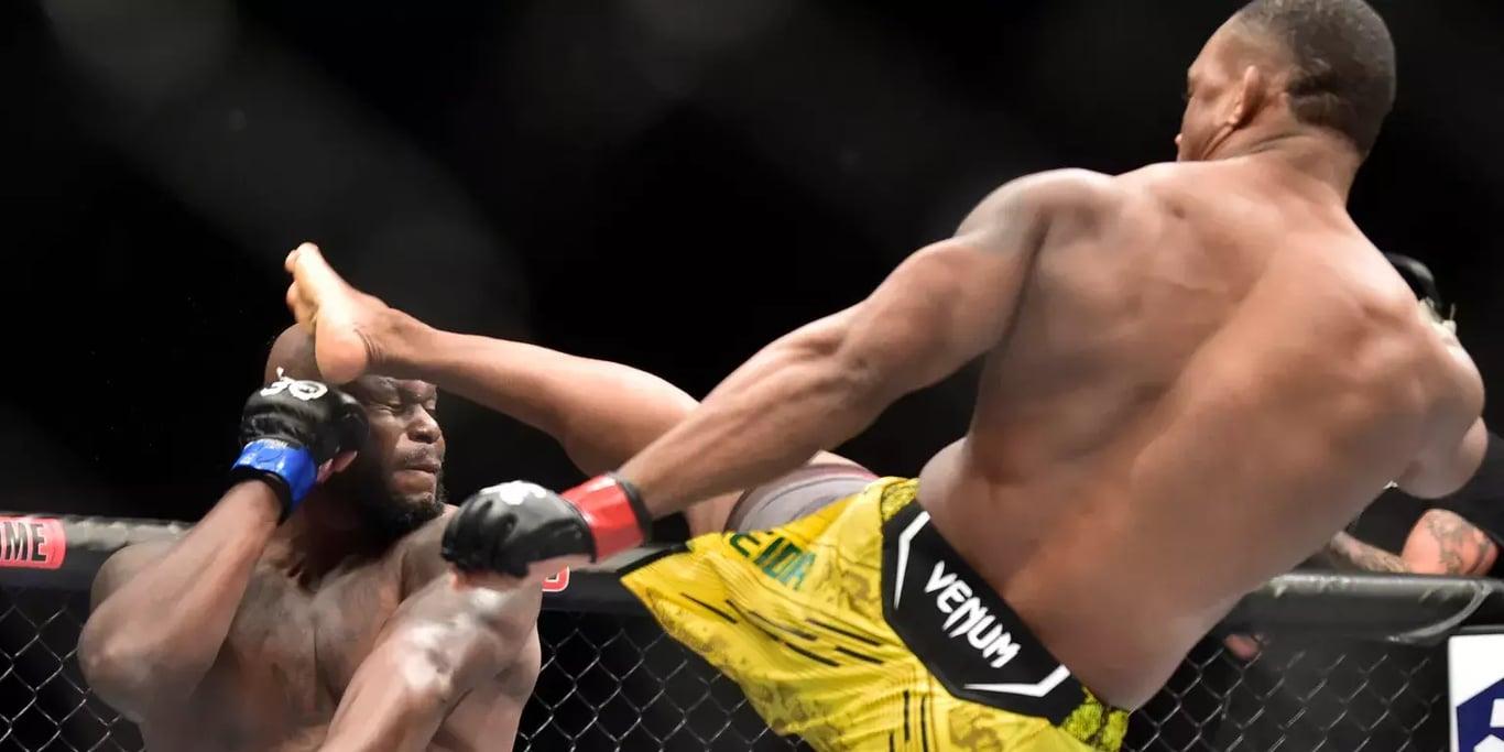 Jailton Almeida clipping Derrick Lewis with a headkick. Credits to: Jason da Silva - USA TODAY Sports.