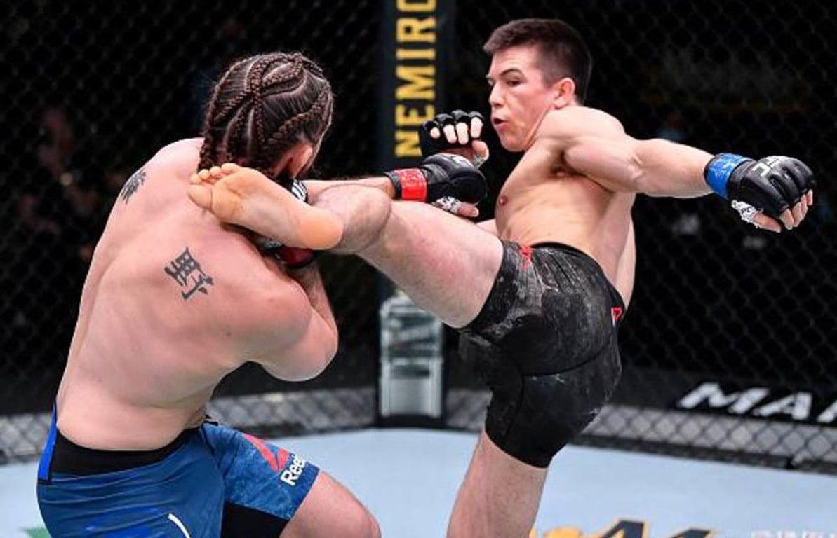 Alexander Hernandez headkicks Chris Gruetzemacher. Credits to: Jeff Botari/Zuffa LLC