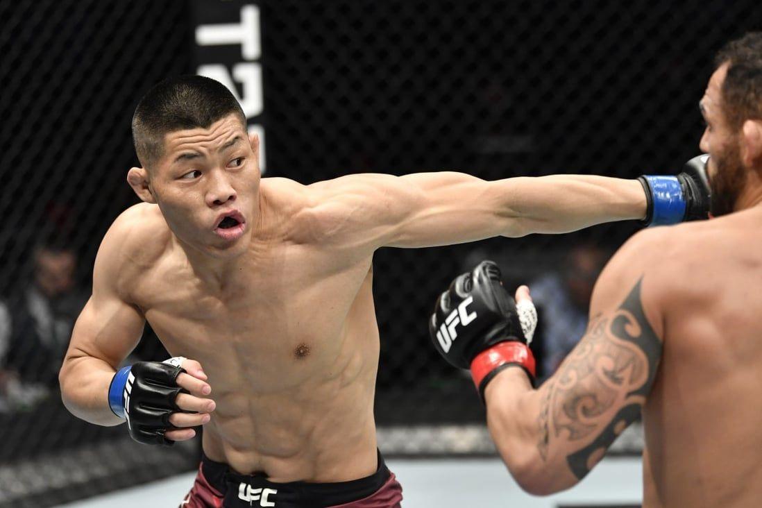 Li Jingliang competing against Santiago Ponzinibbio in January, 2021. Credits to: Jeff Bottari-Zuffa LLC.