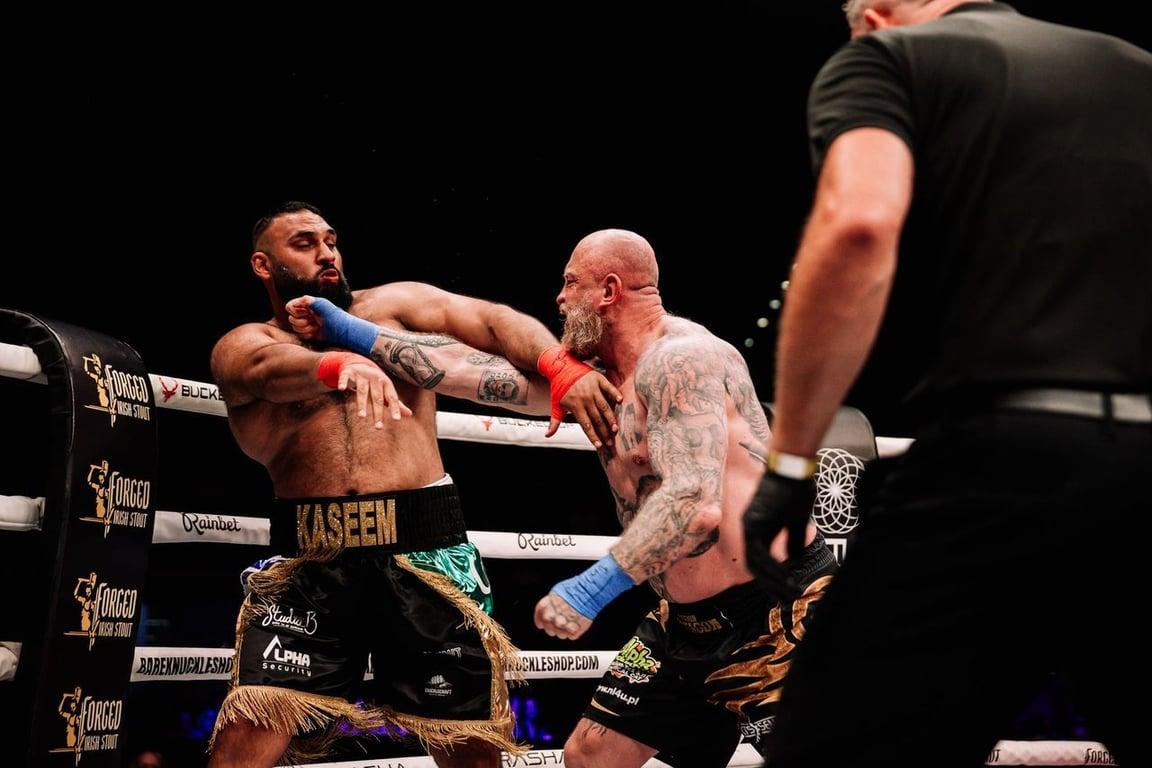 Lucasz Parobiec exchanging with Kaseem Saleem. Credits to: BKFC.