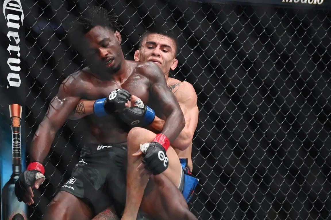 Mario Bautista outgrappling Da'Mon Blackshear. Credits to: Bob DeChiara - USA TODAY.